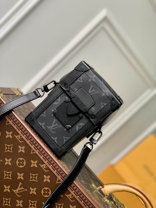 LV  black Trunk M82077