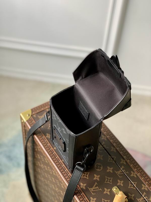 LV  black Trunk M82077